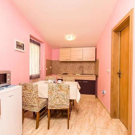 Lovely House 罗维尼