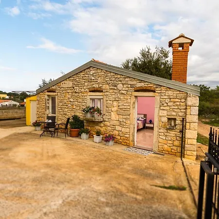 Дом отдыха Lovely House Ровинь