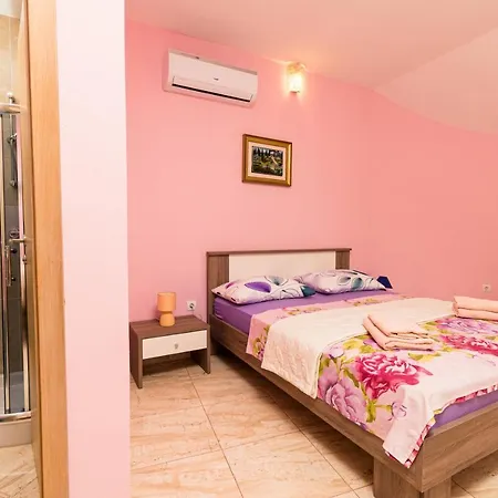 Dom wakacyjny Lovely House *